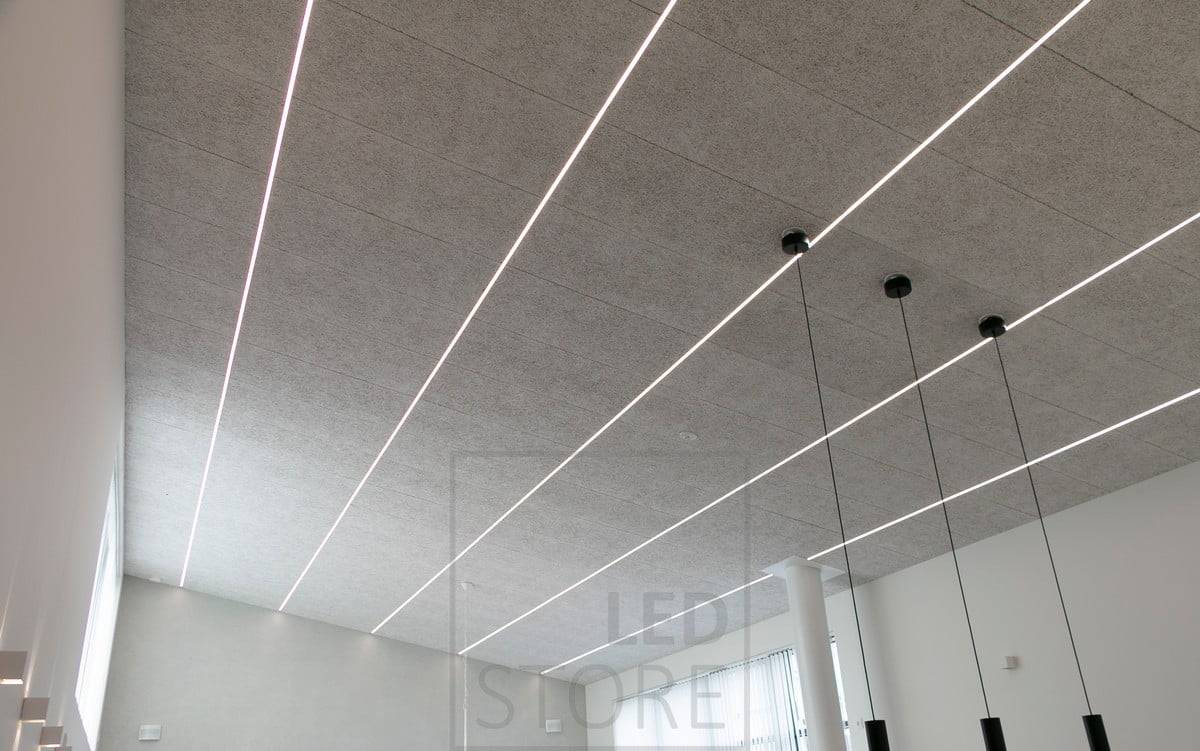 El salón está iluminado con tiras de LED montadas en un estrecho perfil empotrado para darle un aspecto moderno.